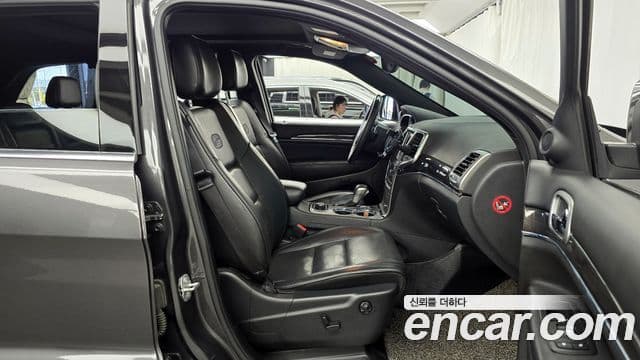 Jeep Grand Cherokee 2018 — Şəkil 11/20