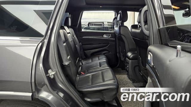 Jeep Grand Cherokee 2018 — Şəkil 12/20