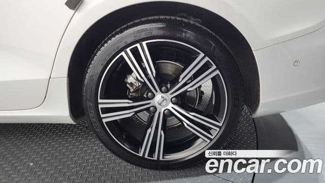 Volvo S60 2021 — Photo 32/35