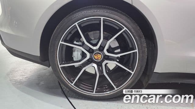 Porsche Taycan 2024 — Photo 19/32