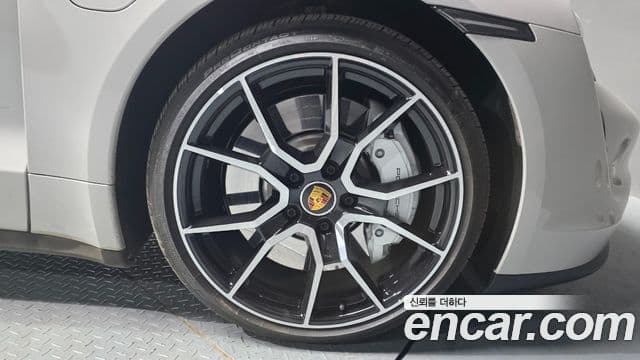 Porsche Taycan 2024 — Photo 2/32