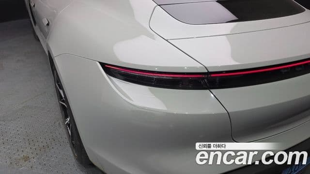 Porsche Taycan 2024 — Photo 25/32