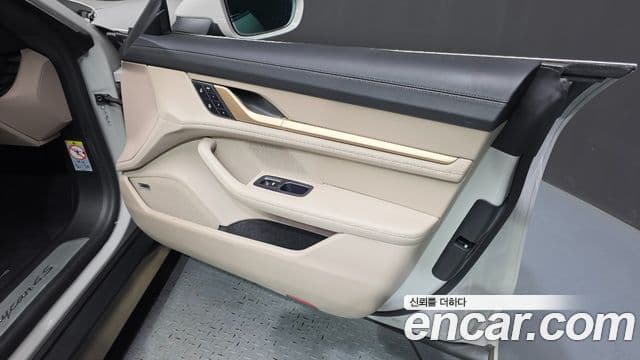 Porsche Taycan 2024 — Photo 16/32