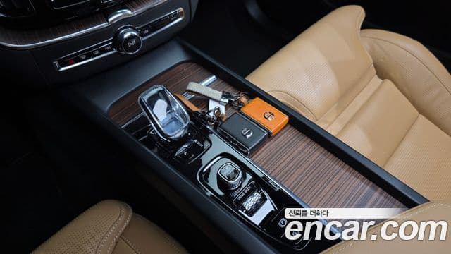 Volvo XC60 2021 — Şəkil 9/20