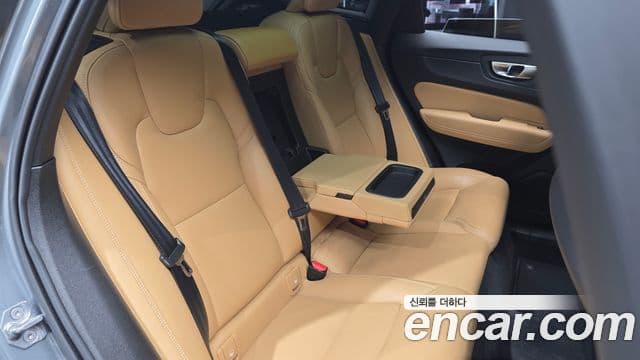 Volvo XC60 2021 — фото 12 из 20