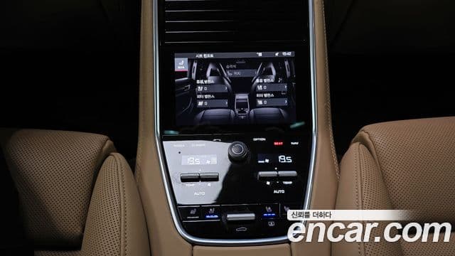 Porsche Panamera 2018 — ფოტო 17/20