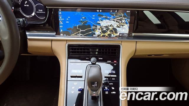 Porsche Panamera 2018 — ფოტო 19/20