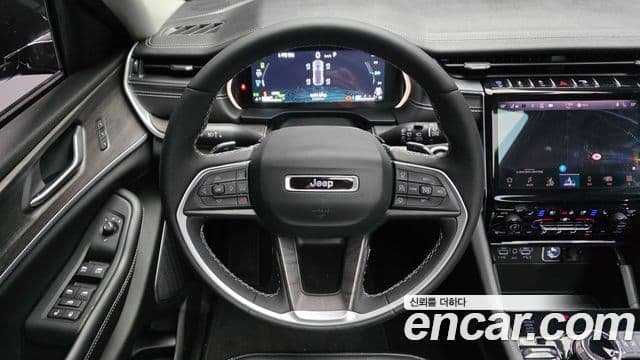 Jeep Grand Cherokee 2023 — ფოტო 15/20