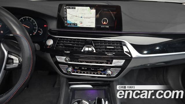 BMW 5 Series 2019 — фото 14 из 20