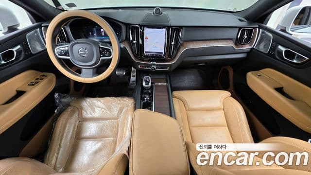 Volvo XC60 2022 — ფოტო 7/20