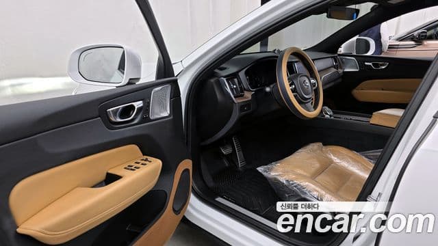 Volvo XC60 2022 — ფოტო 10/20