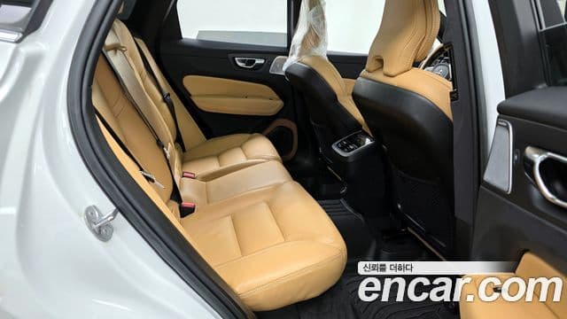 Volvo XC60 2022 — ფოტო 12/20