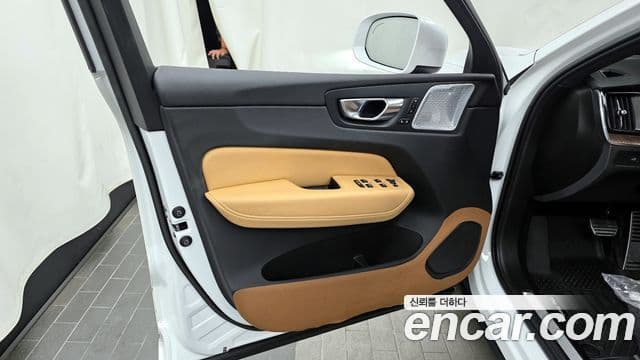 Volvo XC60 2022 — Photo 17/34