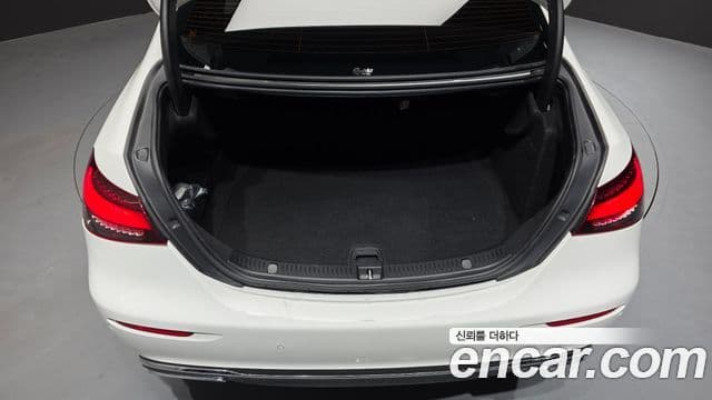 Mercedes-Benz E-Class 2022 — фото 17 из 20