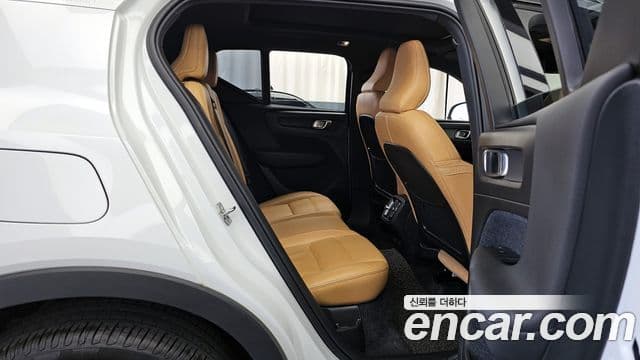 Volvo XC40 2020 — фото 12 из 20