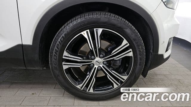 Volvo XC40 2020 — Photo 7/37