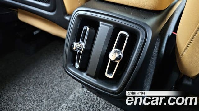 Volvo XC40 2020 — Photo 2/37
