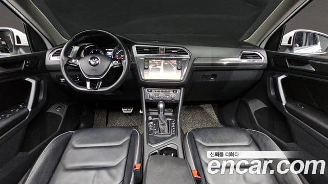 Volkswagen Tiguan 2018 — ფოტო 7/20