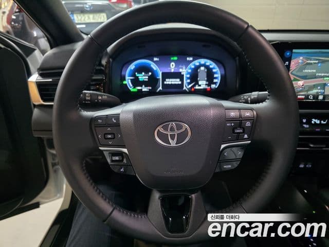 Toyota Camry 2025 — Photo 7/16