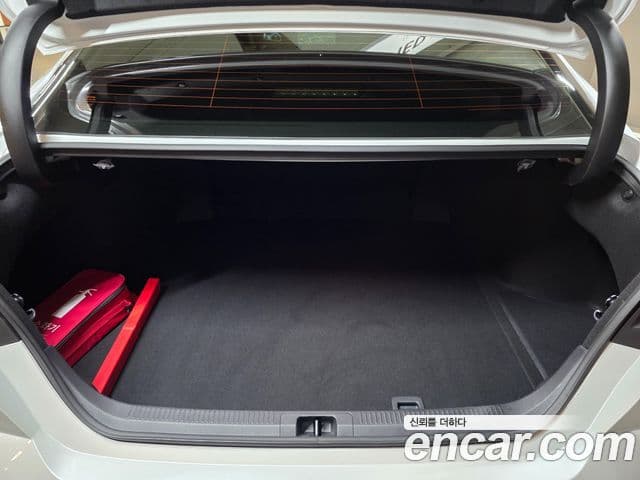 Toyota Camry 2025 — Photo 8/16