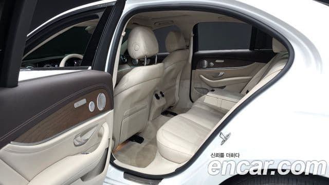 Mercedes-Benz E-Class 2019 — Photo 16/20