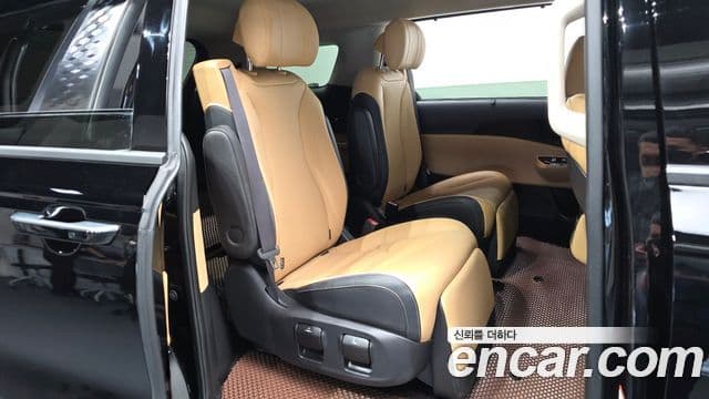 Kia Carnival 2023 — фото 12 из 20