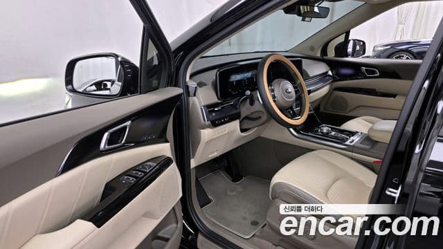 Kia Carnival 2021 — фото 10 из 20