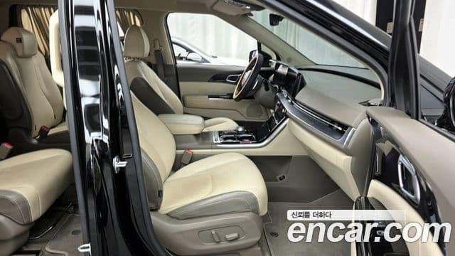 Kia Carnival 2021 — фото 11 из 20