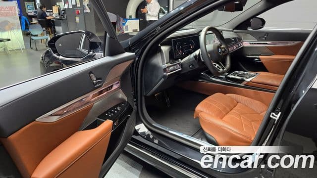 BMW 7 Series 2025 — Фото 10/20