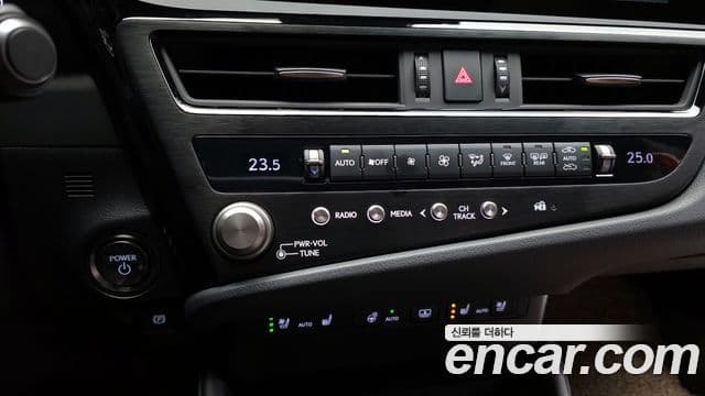 Lexus ES300h 2025 — ფოტო 16/20