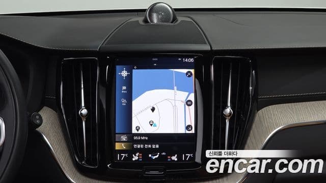 Volvo XC60 2019 — ფოტო 14/20