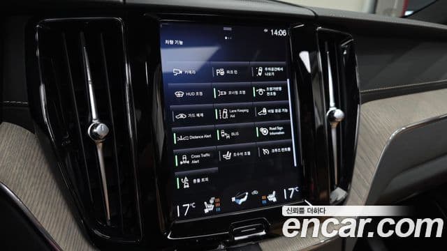 Volvo XC60 2019 — ფოტო 16/20