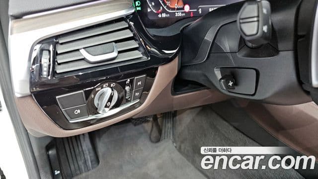 BMW 5 Series 2020 — ფოტო 17/20