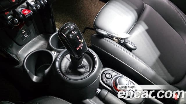 Mini Cooper 2021 — ფოტო 20/30