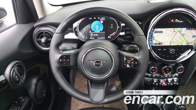 Mini Cooper 2021 — ფოტო 23/30