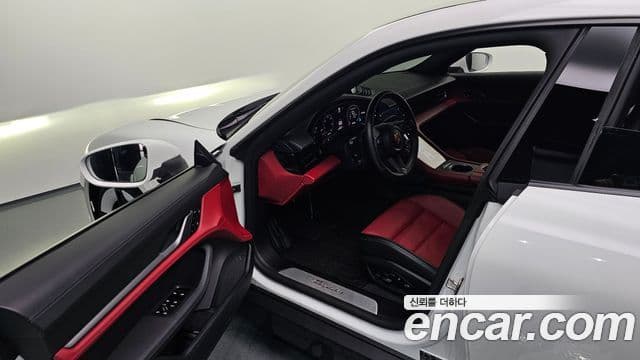Porsche Taycan 2024 — ფოტო 18/20