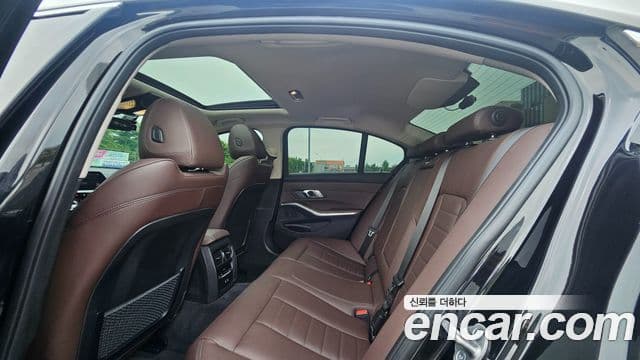 BMW 3 Series 2021 — ფოტო 8/20