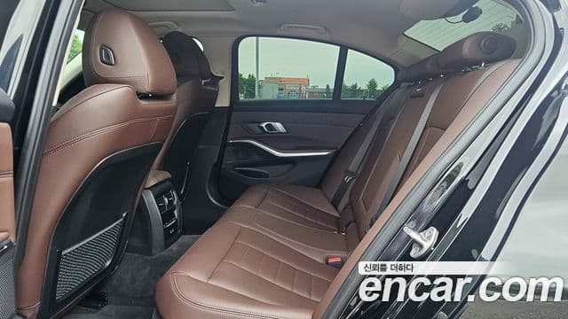 BMW 3 Series 2021 — ფოტო 17/20
