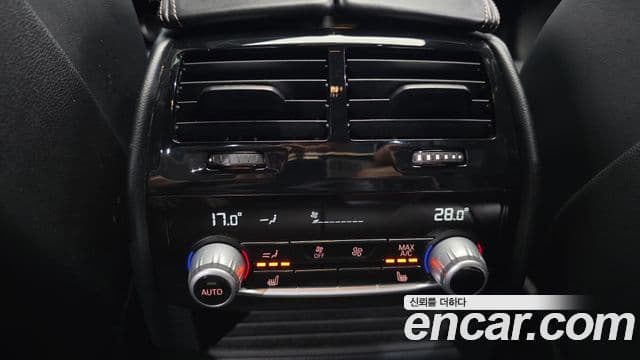 BMW 5 Series 2018 — Şəkil 25/35