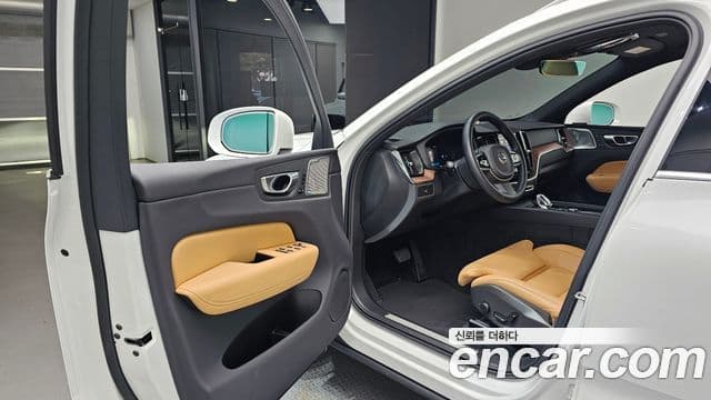 Volvo XC60 2023 — Фото 10/20