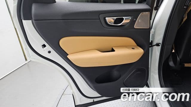 Volvo XC60 2023 — Photo 16/32