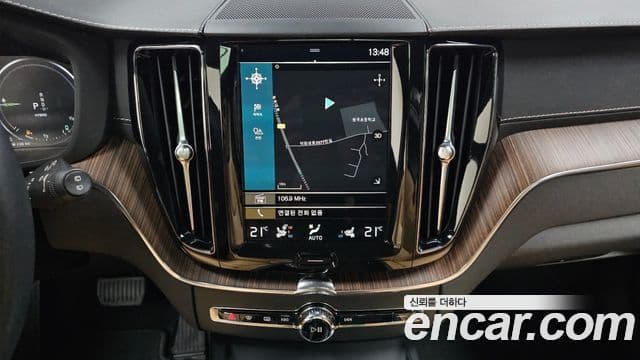 Volvo XC60 2021 — ფოტო 12/20
