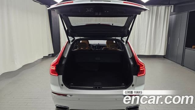 Volvo XC60 2021 — ფოტო 17/20