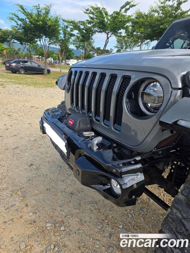 Jeep Wrangler 2021 — ფოტო 13/20