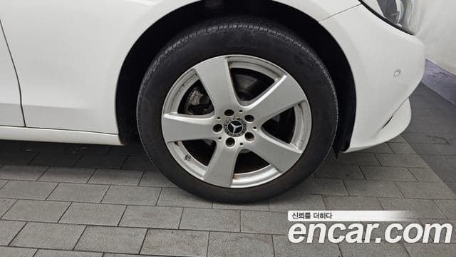 Mercedes-Benz C-Class 2018 — Şəkil 28/29
