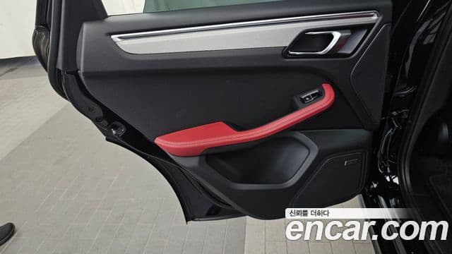 Porsche Macan 2023 — Photo 1/34