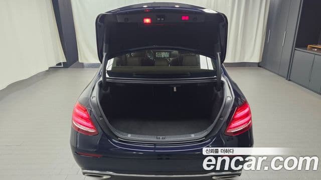 Mercedes-Benz E-Class 2019 — ფოტო 17/20