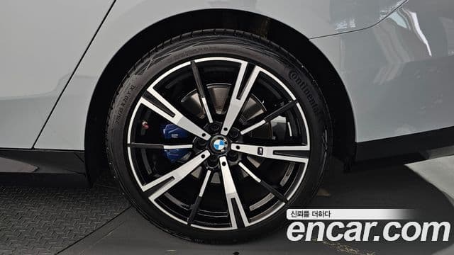 BMW 5 Series 2025 — Photo 8/34