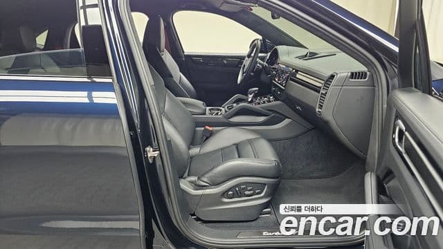 Porsche Cayenne 2022 — Photo 25/30