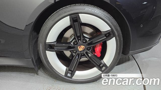 Porsche Taycan 2024 — Photo 28/36